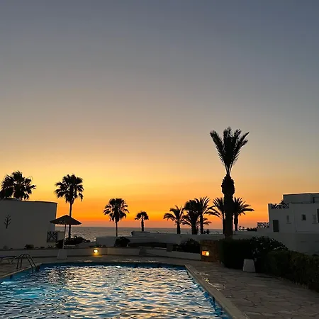Sunset Deluxe And פאפוס