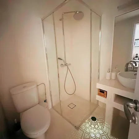 Sunset Deluxe And 파포스